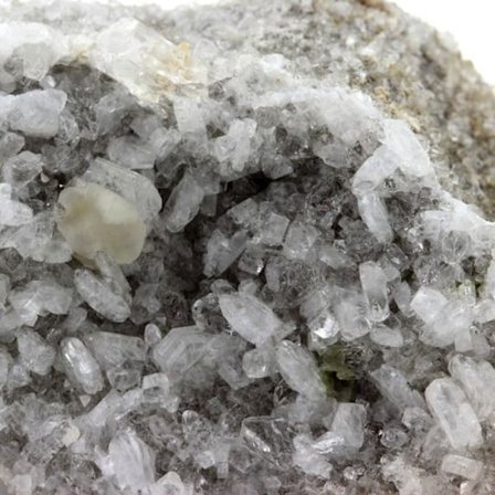 Brookiitti, kvartsi, albiitti, kalsiitti 399,8 karaattia