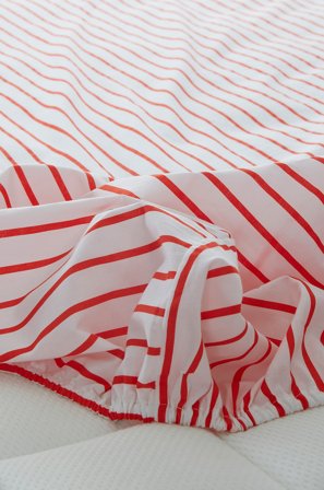 Jotex - Mini Stretchlaken Krybbe Økologisk Hvit/tomatrød - SIMA - Kjøp Laken hos Jotex