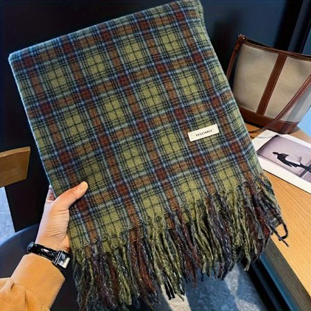 Mysig Vintage Grön Rutig Halsduk med Tofsar, Perfekt för Höst och Vinter, Designad för att Hålla Dig Varm och Resistent mot Kyla Utan att Tänjas.