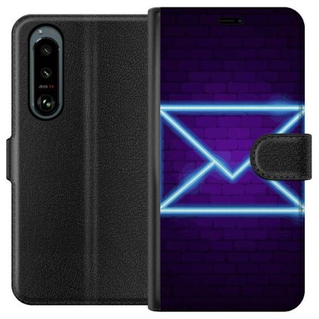 Yhteensopiva Lompakkokotelo Sony Sony Xperia 5 III Neonilta illuustraatio kirjekuoresta sinisessä valossa lila tiiliseinää vasten, nykyaikainen sym