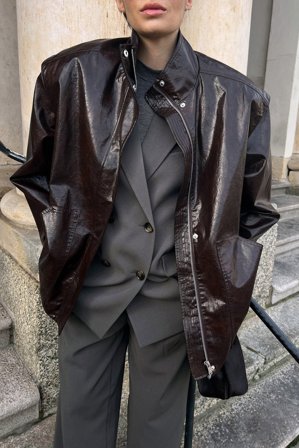 NA-KD - Skinnende jakke i fuskepels med ermedetaljer - Jakker i imitert skinn - Burgundy - EU 34