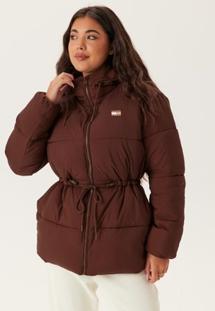 TOMMY JEANS - Tjw Hooded Midi Puffer Jacket - Gs7 Rich Brown - Kläder - - Bubbleroom