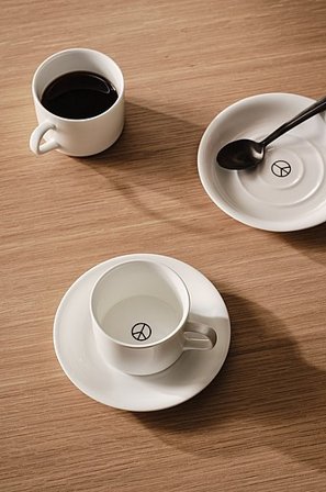 Jotex - Liten Kopp Med Tefat 2-pack Vit/svart PEACE - Köp Koppar & muggar hos Jotex