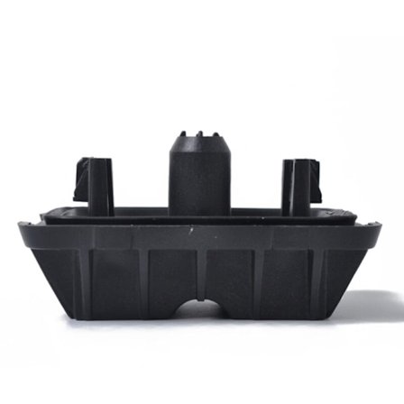 Tyyny auton alla tukikohdan alle 51717169981 Tunkin pistorasia 1 3 4 6 sarjaan F R30