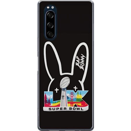 Kompatibelt Mobildeksel til Sony Xperia 5 Bad Bunny portrett med åpen skjorte, tatoveringer og krøllete hår i stilfull motefotografering