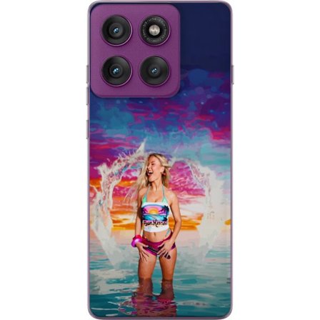 Kompatibelt Mobildeksel til Motorola Edge 60 Pro Blond kvinne i fargerik strandantrekk som leker i havet ved solnedgang