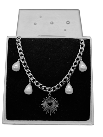 Handgjort halsband med pärlor och hjärta