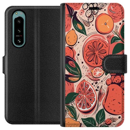 Kompatibelt Lommeboketui til Sony Xperia 5 IV Håndtegnet kollasje av sitrusfrukter, blader og bær i varm rosa og oransje fargeskala