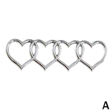 Audin logon muokkaustarra, jossa on neljä sydämenmuotoista takamerkkiä autoon