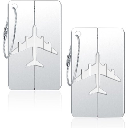 Två bagageetiketter, tillverkade av aluminium, med namn, ID-kort och adressinformation, lämpliga för resväskor.