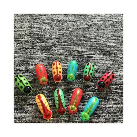 Rolig kattleksak insekt av plast