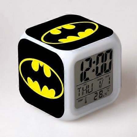 SSRGV Wekity Avenger Alliance logo vekkerklokke 7-fargers LED firkantet klokke digital vekkerklokke med tid, temperatur, alarm og dato (FMY)