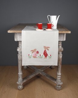 Stickpackung Tischläufer Hasen zwischen Tulpen