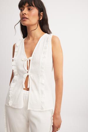 Amanda MPN x NA-KD Väst med knytning och volangdetalj - Sommarset - OffVit - EU 32