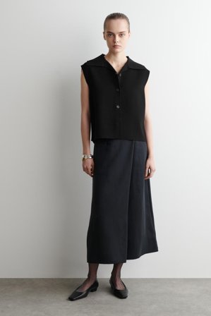 COS Femme Ribbed Sheer Lurex Knee Socks in Noir