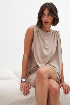 NA-KD - Drapert minikjole med cape - Draperte kjoler - Beige - M