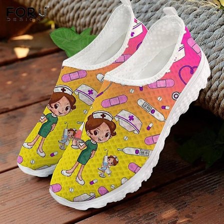 Tecknad sjuksköterska/läkare/mönster Slip-on Sneakers