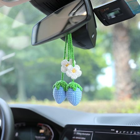 Söpö virkattu mansikkakoriste auton ripustettavaksi auton taustapeilin koristeeksi, auton peilin riippuvat koristeet, auton riipus hedelmä (SININEN)