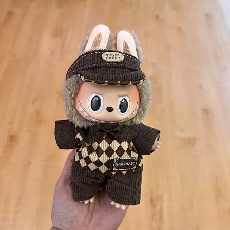 Pop Mart Labubu Klær – Brun rutete antrekk med caps, kompatibel med Big Into Energy, Exciting Macaron & Have a Seat