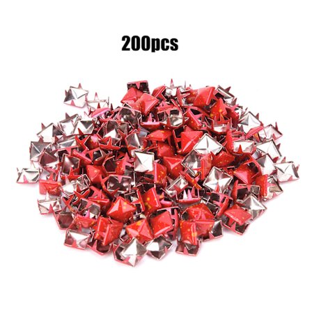 200 stk. firkantede nitter i metal - stilfuldt DIY tilbehør til sko, tasker og hatte - 9 mm - rød bund med gule prikker