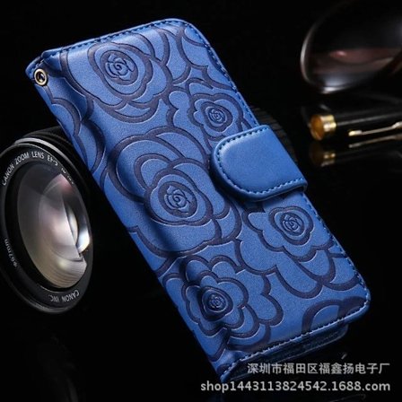 Etui til iPhone 13 blå præget kamelia læder rose