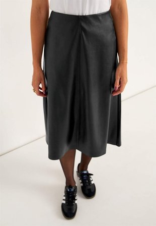 Cellbes of Sweden - Elastisk nederdel i læderimitation i sort til damer i størrelse 38/40