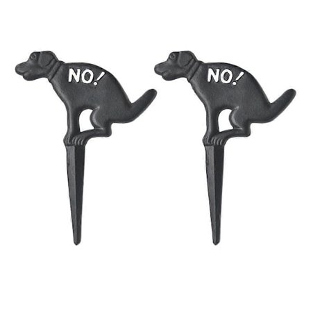 2 stk. utendørs pinner, ingen tissing, hagepinne, jern, ingen bæsj-skilt, plen, ingen bæsj-skilt