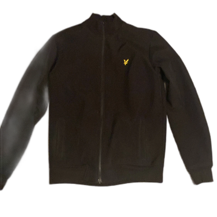 Svart jacka med dragkedja och broderad logga