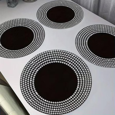 Sølvfargede bordbrikker med hvite prikker, runde bordbrikker