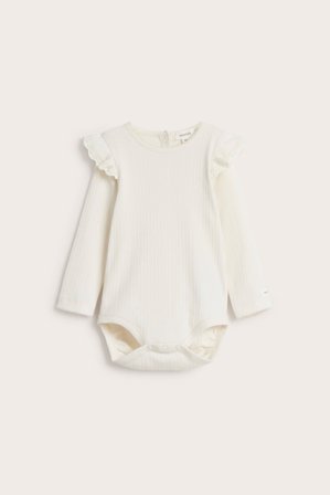 Newbie | Ribbestrikket body med volanger | Offwhite