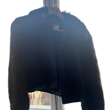 Svart pälsjacka
