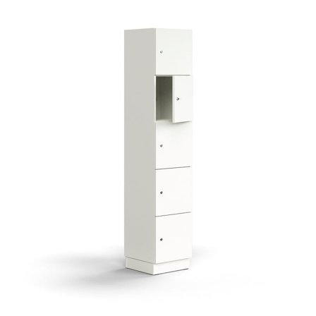Förvaringsskåp QBUS, 5 låsbara fack, sockel, 2020x400x420 mm, vit