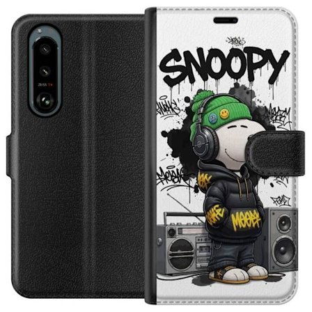 Kompatibelt Lommeboketui til Sony Sony Xperia 5 III Snoopy i gateklær med hodetelefoner, graffiti-stil og et stort smil mens han står ved siden av b