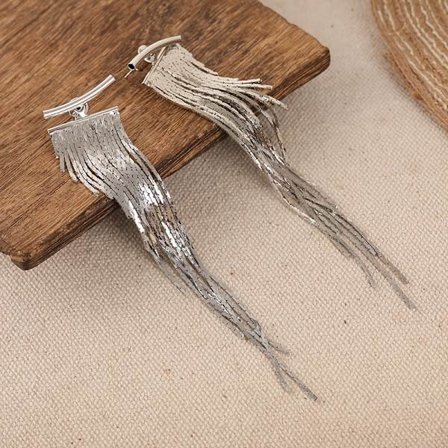 Stilige og lange duskeøreringer med et uregelmessig fasettert design, perfekt for kvinner som deltar i bryllup, banketter eller som en feriegave.