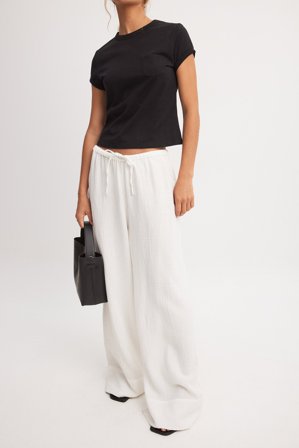 NA-KD Byxor med vida ben och mellanhög midja - Utsvängda byxor - Vit - EU 34