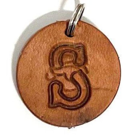 Handgjort hänge med bokstav av tärnsjö läder