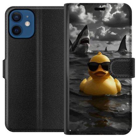 Apple iPhone 12 mini Tegnebogsetui En sej gul badeand med solbriller flyder roligt i havet mens hajer svømmer rundt i dramatiskt vand og mørke skyer