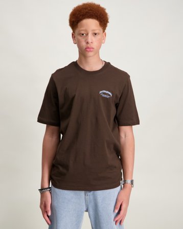 Jack & Jones JJEBRANDES BACKP RELAXED TEE SS SN Bruin T-shirts Jongens - Kids Brand Store