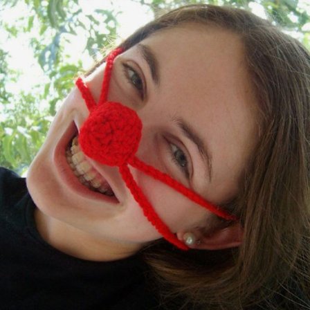 Handgjord näsmask i ull, andningsbar, bekväm och varm, lämplig för utomhusaktiviteter.