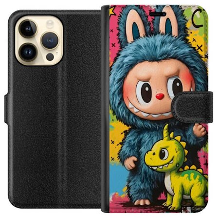 Apple iPhone 15 Pro Max Tegnebogsetui Sød figur i blå monsterkostume Labubu med lille gul dinosaur farverig kawaii kunst sød legesyg tegneserie liv