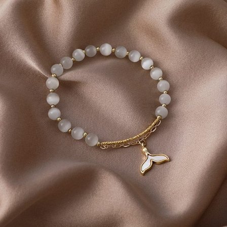 Elegant fiskhaleformet hvid katteøje sten krystalperler armbånd