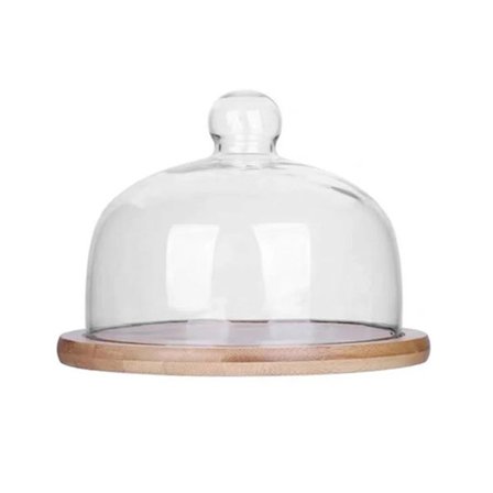 Kakefat i tre med glasskuppel for desserter og snacks