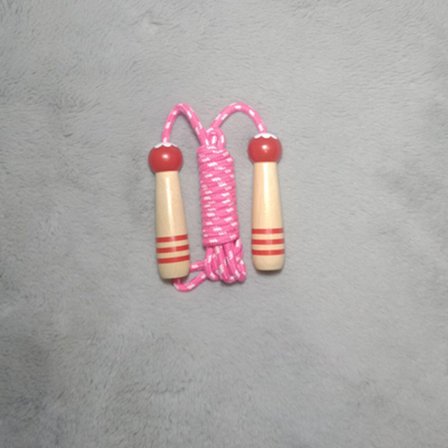 Et rødt hoppetau for barn 2,6m bomullsjusterbart med tre