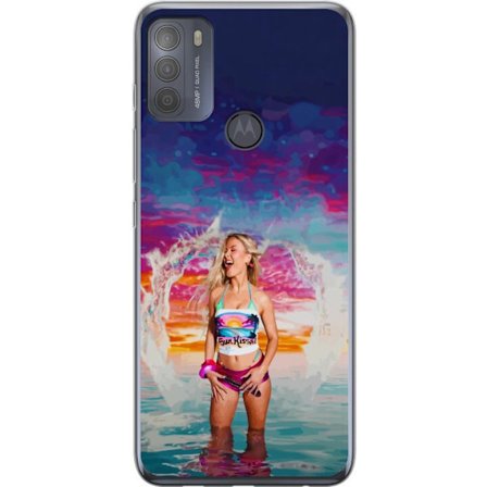 Kompatibel Mobilcover til Motorola Moto G50 Blond kvinde i farverigt strandtøj, der leger i havet ved solnedgang