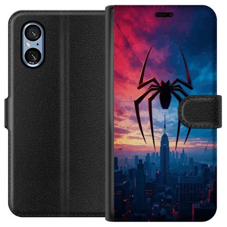 Yhteensopiva Lompakkokotelo Sony Sony Xperia 5 V Tyylikäs hämähäkki kaupungin horisontin yläpuolella dramaattisessa auringonlaskussa, graafinen f
