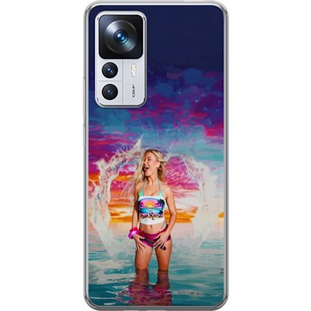 Kompatibel Mobilcover til Xiaomi 12T Blond kvinde i farverigt strandtøj, der leger i havet ved solnedgang