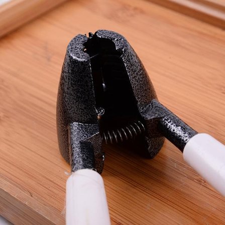 Nøtteknekker i tre med kraftig fjær