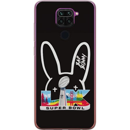 Kompatibel Mobilcover til Xiaomi Redmi Note 9 Bad Bunny portræt med åben skjorte, tatoveringer og krøllet hår i stilfuld modefotografering