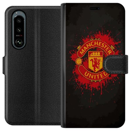 Kompatibelt Lommeboketui til Sony Sony Xperia 5 III Manchester United logo i rød og gul farge med røff sportslig bakgrunn