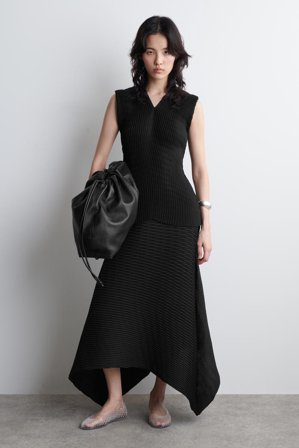 COS Women's Top Plisado Con Cuello De Pico in Negro